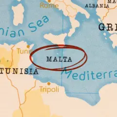 Mapa pokazuje, gdzie leży Malta, wyspa na Morzu Śródziemnym, między Włochami a Tunezją.