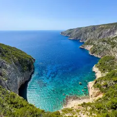 Malownicze zatoczki i klify na Zakynthos, idealne na niezapomniane zakynthos wycieczki fakultatywne. Błękitne morze i zieleń.