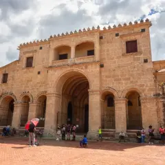 Katedra w Santo Domingo, stolicy Dominikany, z turystami na placu przed zabytkową budowlą.