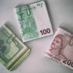 Dolar, euro i lira. Czy w Turcji można płacić euro? Pieniądze na białym tle.