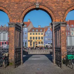 Kolorowe kamienice nad kanałem, rowerzyści i ceglane arkady. Tak wygląda Kopenhaga.