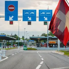 Szwajcarskie przejście graniczne z flagą Szwajcarii. Znak "CHANGE" sugeruje, że można tu wymienić walutę, ale czy w Szwajcarii można płacić euro?