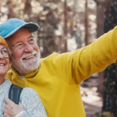 Szczęśliwi seniorzy w lesie, planujący swoje wczasy dla emerytów z dojazdem.