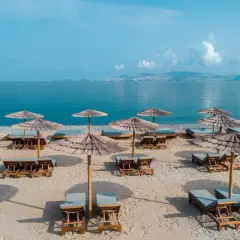 Plaża na wyspie Kos z leżakami i parasolami. Idealne miejsce na relaks, zgodnie z licznymi opiniami.