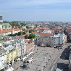 Widok na plac w Zagrzebiu, stolicy Chorwacji, z katedrą w tle.
