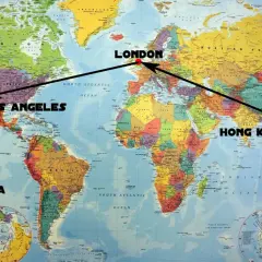 Mapa świata z zaznaczoną trasą podróży: Los Angeles, Bora Bora, Sydney, Auckland, Hong Kong, Londyn. Gdzie jest Bora Bora? Na Pacyfiku!