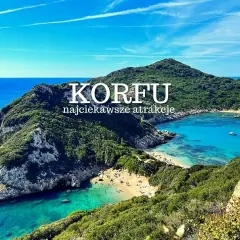Widok na zatokę z turkusową wodą i plażą, otoczoną zielonymi wzgórzami. Napis "KORFU najciekawsze atrakcje" sugeruje, że to malownicze miejsce na Korfu.