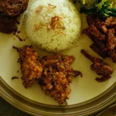 Pyszne danie z ryżem, smażonym tempeh i mięsem. Idealne ceny na Bali dla smakoszy.