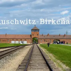 Brama w Auschwitz-Birkenau. Informacje o **auschwitz bilety cennik** i zwiedzaniu.