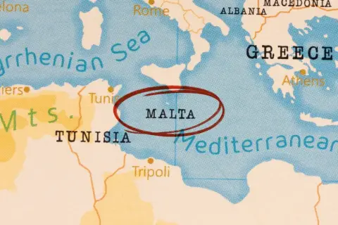 Mapa pokazuje, gdzie leży Malta, wyspa na Morzu Śródziemnym, między Włochami a Tunezją.
