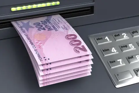 Tureckie liry wychodzące z bankomatu. Zastanawiasz się, czym płacić w Turcji? Oto odpowiedź!