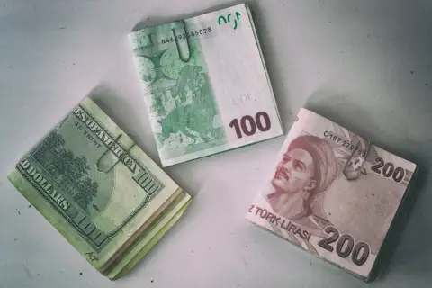 Dolar, euro i lira. Czy w Turcji można płacić euro? Pieniądze na białym tle.