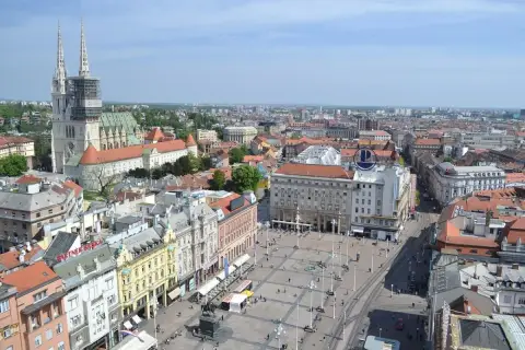 Widok na plac w Zagrzebiu, stolicy Chorwacji, z katedrą w tle.