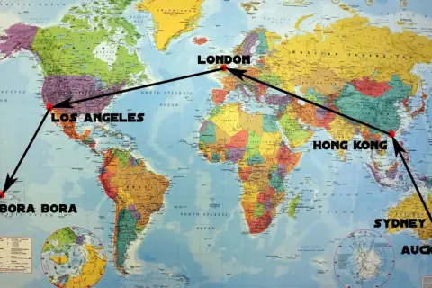 Mapa świata z zaznaczoną trasą podróży: Los Angeles, Bora Bora, Sydney, Auckland, Hong Kong, Londyn. Gdzie jest Bora Bora? Na Pacyfiku!