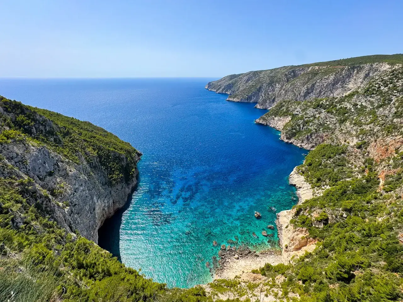 Malownicze zatoczki i klify na Zakynthos, idealne na niezapomniane zakynthos wycieczki fakultatywne. Błękitne morze i zieleń.