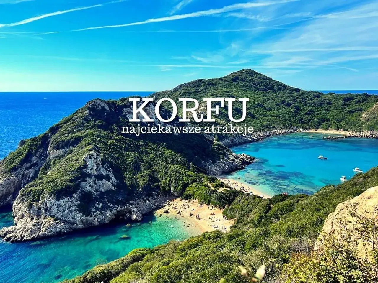 Malownicza zatoka z turkusową wodą i piaszczystymi plażami na Korfu. Idealne miejsce na wakacje.