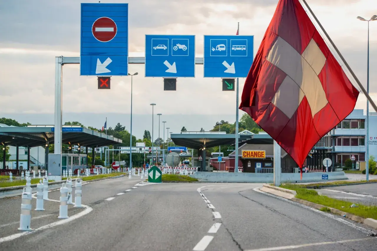 Szwajcarskie przejście graniczne z flagą Szwajcarii. Znak "CHANGE" sugeruje, że można tu wymienić walutę, ale czy w Szwajcarii można płacić euro?
