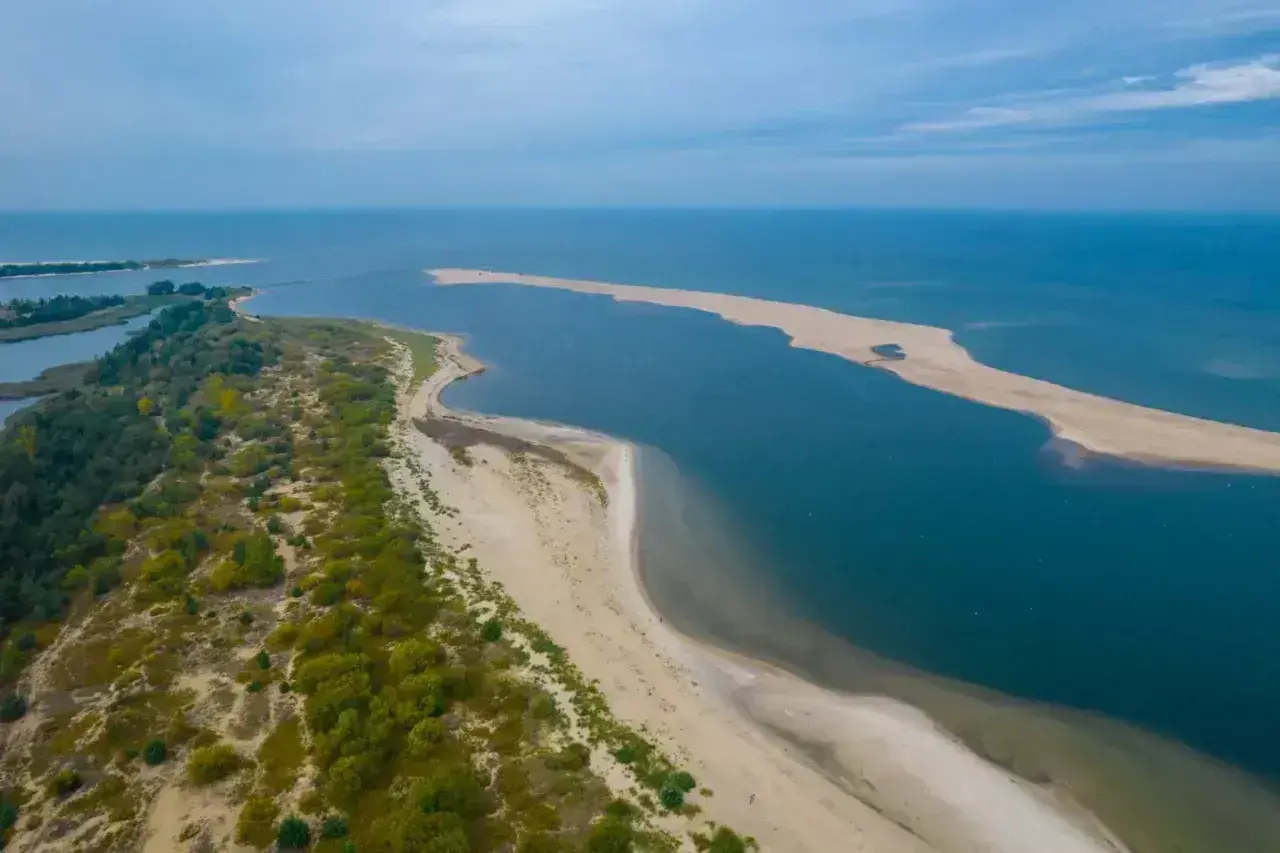 Piaszczyste wyspy na morzu śródziemnym, otoczone turkusową wodą i zielenią.