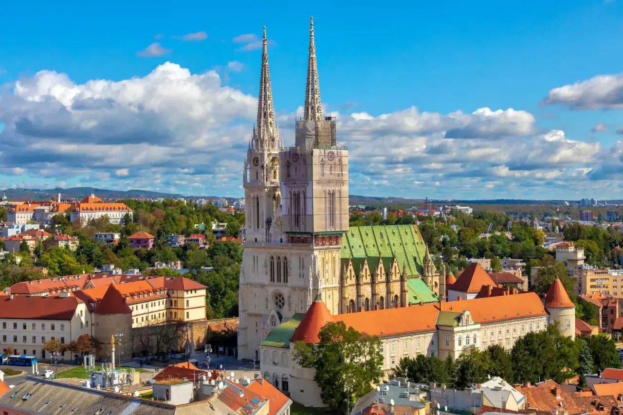 Widok na katedrę w Zagrzebiu, stolicy Chorwacji, z charakterystycznymi wieżami i zielonym dachem.