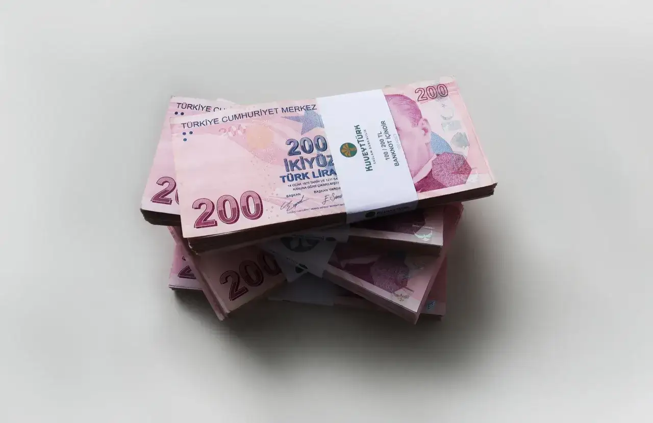 Stosy banknotów po 200 lir tureckich. Takie ceny w Turcji mogą oznaczać zarówno bogactwo, jak i inflację.