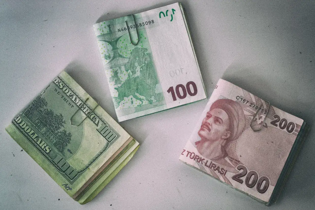 Dolar, euro i liry tureckie. Czy w Turcji można płacić euro? Zobacz, jakie waluty są dostępne.