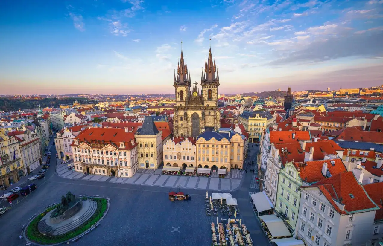Widok na Rynek Staromiejski w Pradze, z dominującym Kościołem Marii Panny przed Tynem. Idealne miejsce na wycieczkę do Pragi.