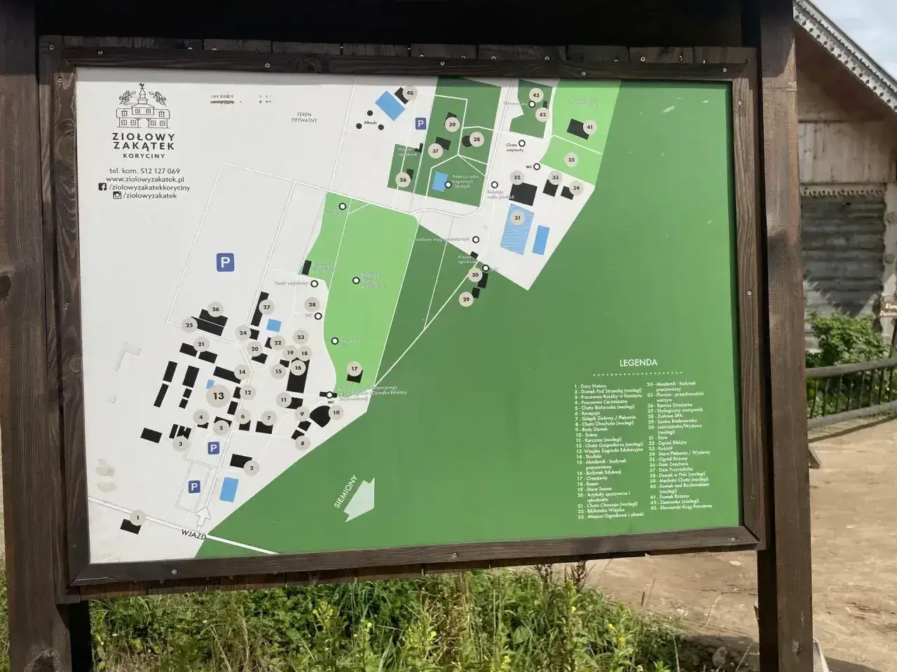 Mapa atrakcji Ziołowego Zakątka w Korycinach. Znajdziesz tu m.in. chaty, pracownie, ogród biblijny i wiele innych.