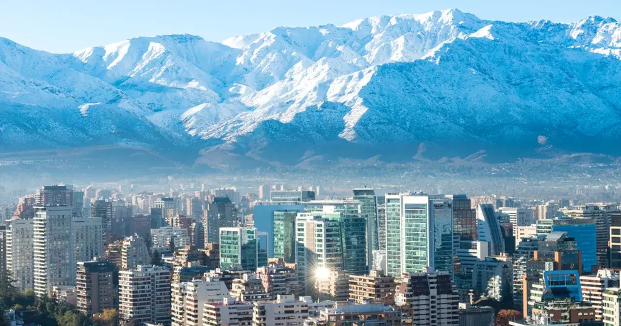 Santiago, stolica Chile, rozciąga się u stóp ośnieżonych Andów.