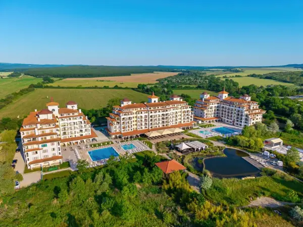 Kompleks hotelowy z basenami i jeziorkiem, otoczony zielenią. Wspaniałe złote piaski atrakcje czekają!